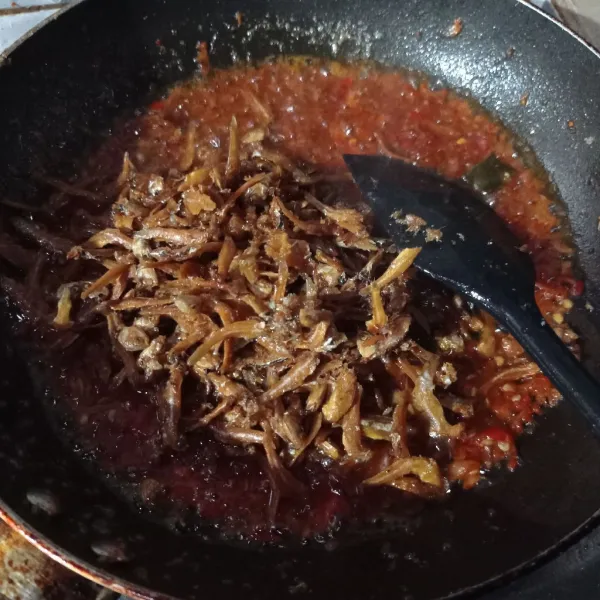 Masukan teri goreng, aduk rata masak sampai matang, cek rasa
