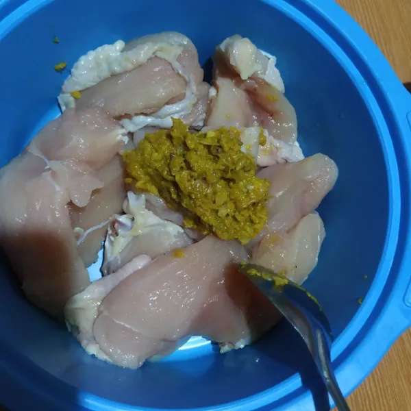 Campur rata ayam dengan bumbu halus.