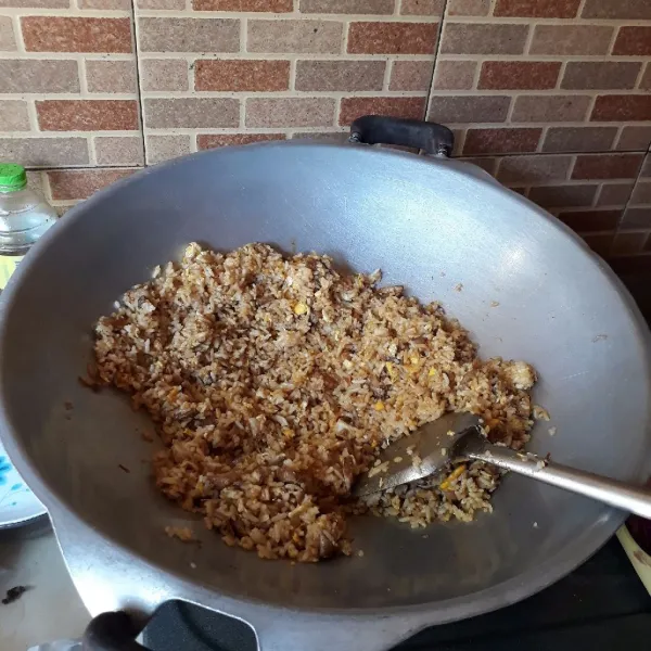 Tambahkan sisa bahan, aduk rata. Masak hingga matang dan test rasa. Sajikan dengan bawang goreng dan cabai hijau.