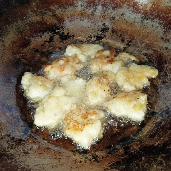 Goreng adonan sampai matang dan sedikit kecokelatan, angkat dan tiriskan.