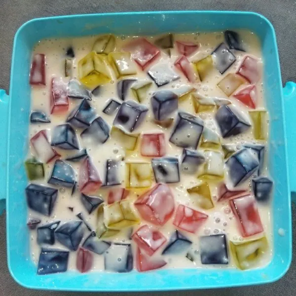 Lalu campur jelly dan sausnya, aduk hingga tercampur rata, sajikan dengan diberi topping keju cheddar parut.