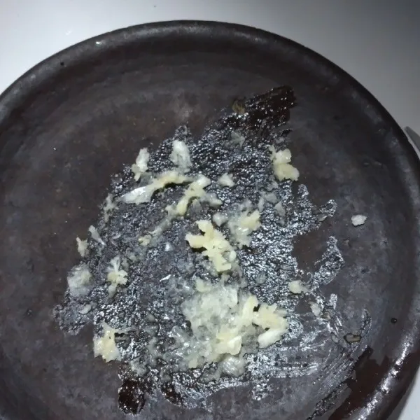 Haluskan bawang putih dan di cobek.