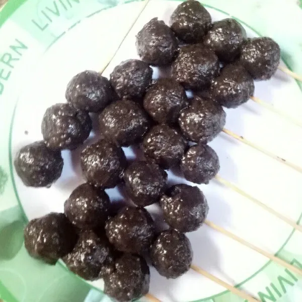 Ambil 1 tusuk sate lalu tusuk adonan masing-masing 3 buah