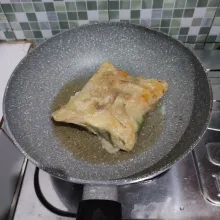 Balikkan jika bagian bawah sudah set. Goreng kembali hingga matang merata di kedua sisinya.