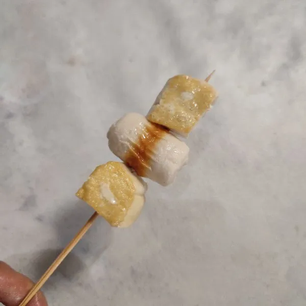 Kemudian tusuk bergantian tahu dan chikuwa.