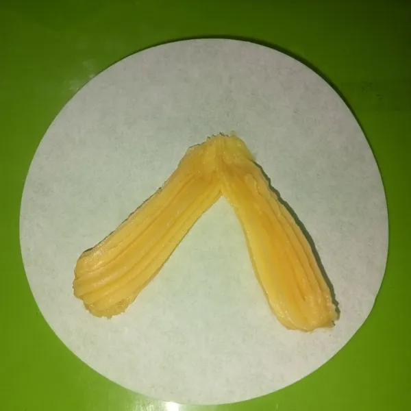 Semprotkan adonan diatas kertas roti,bentuk seperti gambar terlebih dahulu