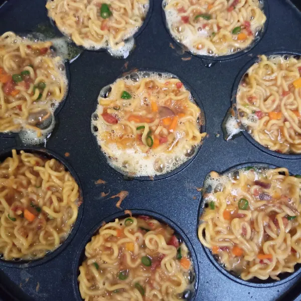 Panaskan cetakan teflon. Tuangkan adonan martabak mie. Masak dengan api sedang hingga sisi kecoklatan kemudian balik. Masak hingga semua sisi matang.