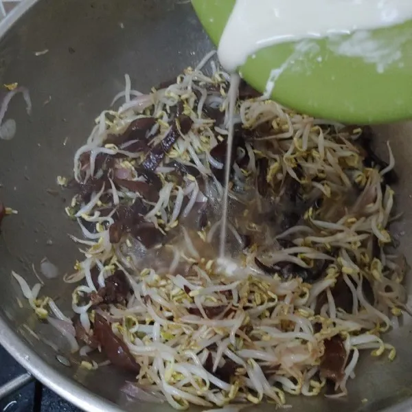 Tambahkan bumbu garam,kaldu bubuk,gula,saos tiram. Kemudian tambahkan larutan tepung maizena.