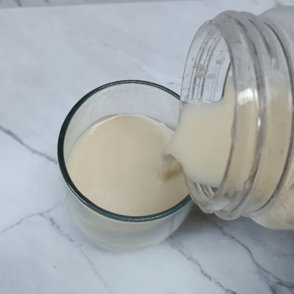 Tuang ke dalam gelas saji.