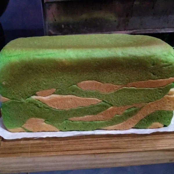 Oven suhu 180°C selama 35 menit. Buka tutupnya, segera keluarkan dari loyang. Dinginkan.