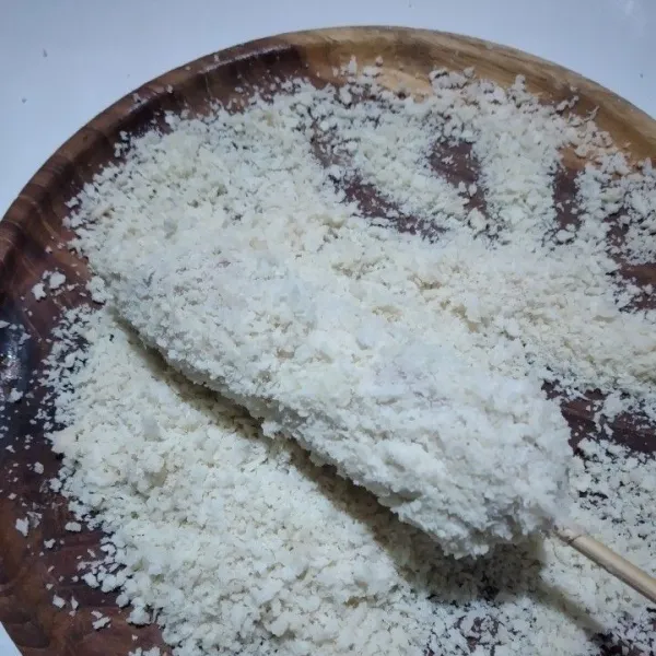 Gulingkan ke dalam tepung roti sambil dipadatkan, simpan di kulkas selama 15 menit.