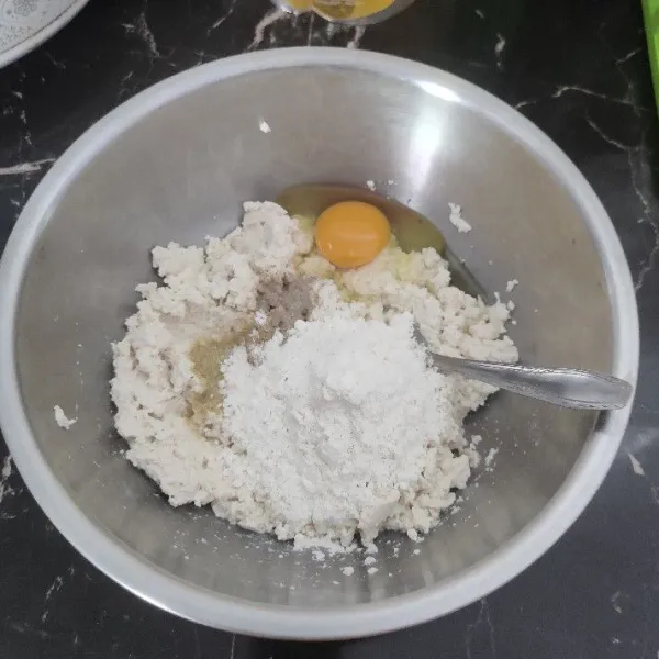 Tambahkan tepung, telur, lada bubuk, garam, kaldu bubuk dan bawang putih bubuk kemudian aduk rata