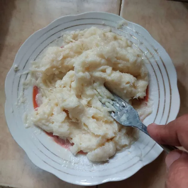 Haluskan tape, tambahkan krim kental manis, aduk ratabm sisihkan