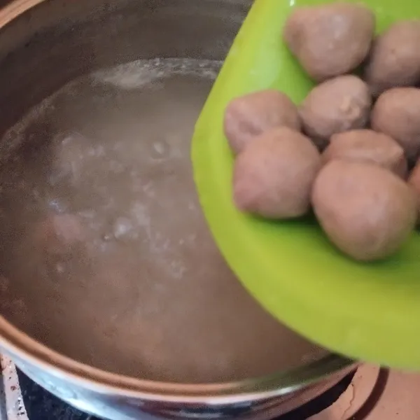 Didihkan air dalam panci.setelah air.mendidih masukkan bakso tambahkan bumbu halus dan gula pasir. aduk rata,masak sampai bakso empuk.