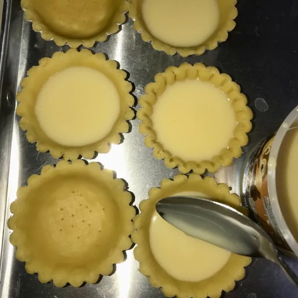 Tuang bahan vla pada pie.