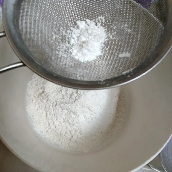 Ayak tepung terigu, baking powder, soda kue  dan vanili bubuk.