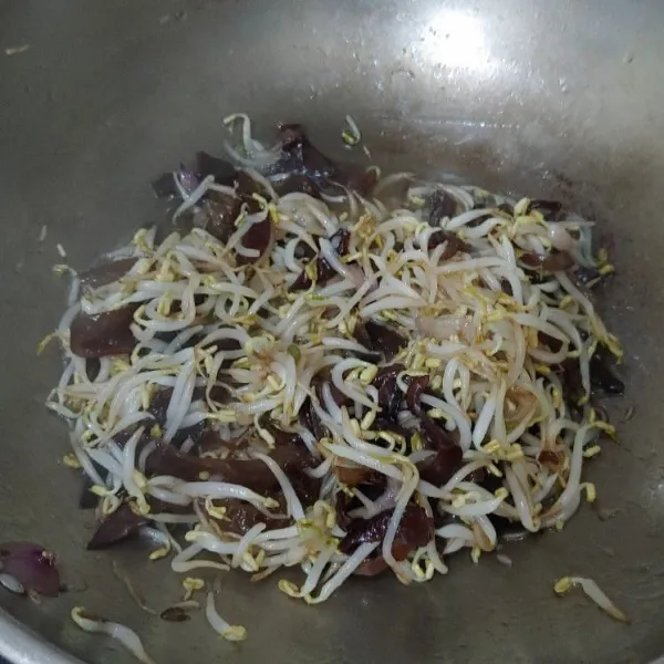 Masak sampai kuah sedikit mengental. Tes rasa dan angkat,siap dihidangkan.