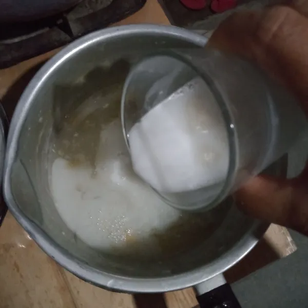 Campur semua bahan puding masak sambil diaduk, masukkan susu setelah mendidih angkat.