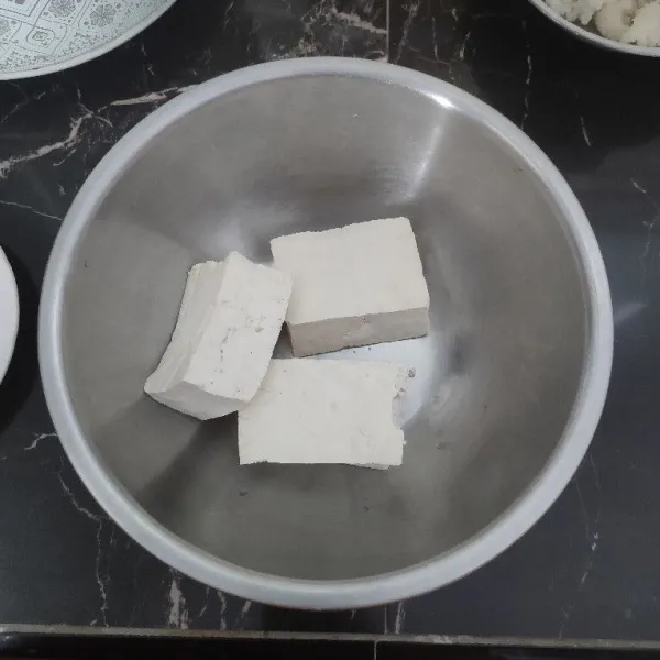 Haluskan tahu dengan menggunakan sendok