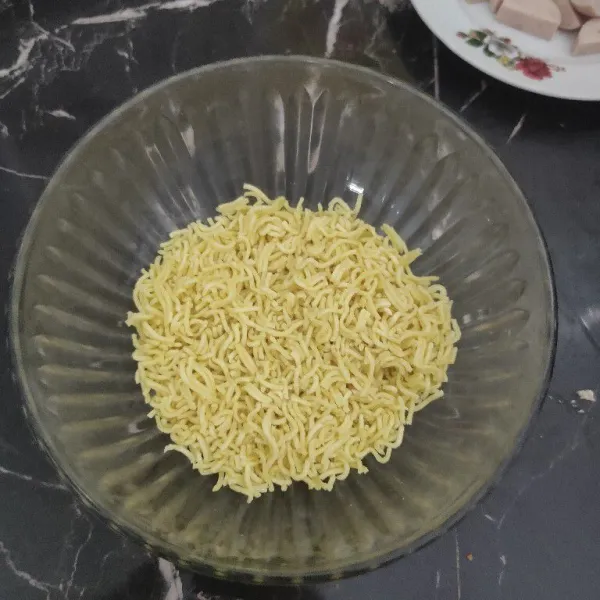 Hacurkan mie kuning kemudian masukkan kedalam mangkuk
