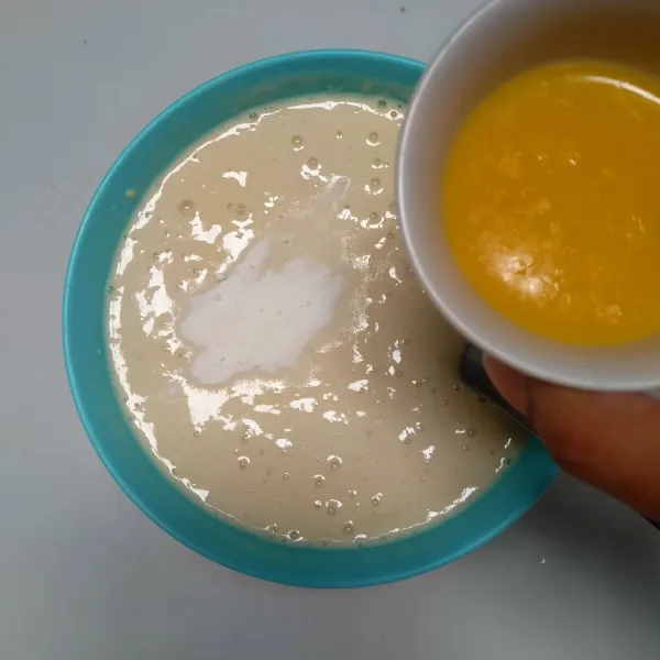 Masukkan baking powder xan mentega cair aduk merata