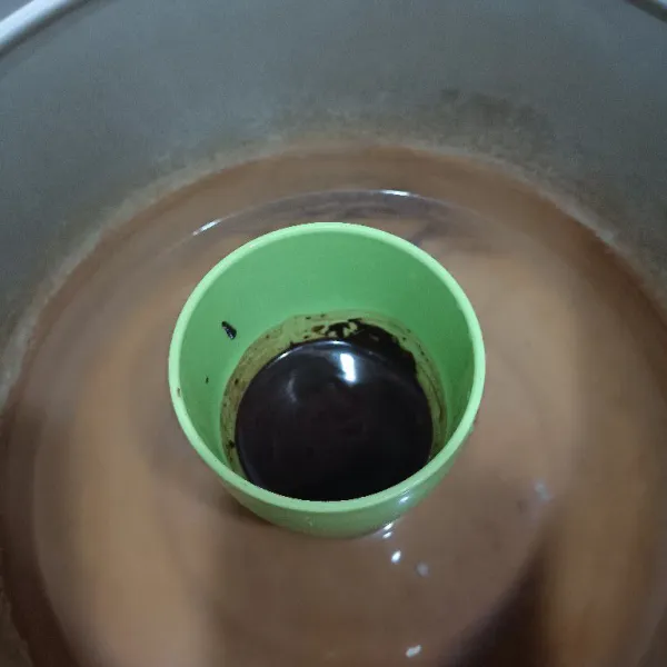 Tim/ kukus coklat  dan minyak hingga meleleh.