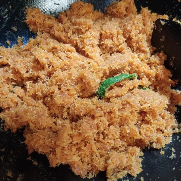 Buat inti/unti kelapanya, cairkan gula merah dan gula pasir, masukkan kelapa parut, garam dan tepung beras, aduk terus hingga asat.