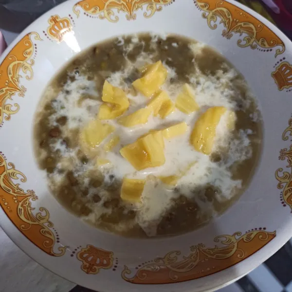 Ambil bubur kacang hijau, beri kuah susu dan toping potongan nangka