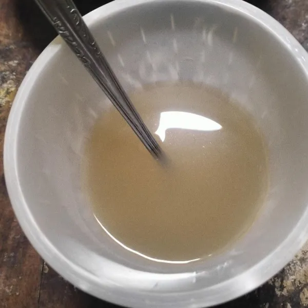 Larutkan gula dan fermipan dalam air hangat, diamkan sekitar 15 menit.