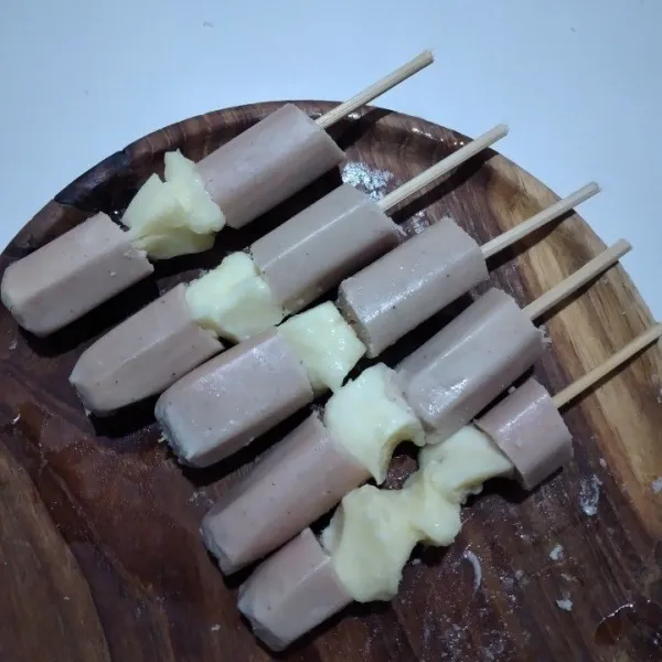 Tusuk sosis, mozarella, sosis secara berurutan dengan menggunakan tusuk sate.