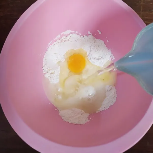 Campur terigu, telur, air dan garam, kocok dengan whisk sampai tidak ada tepung yang bergerindil.