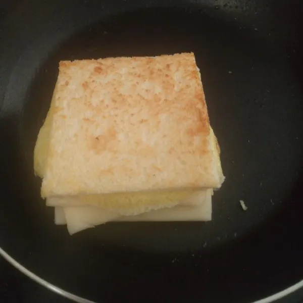 Terakhir lipat roti menjadi 2 bagian. Bisa potong menjadi 2 bangian diagonal. Tata dalam piring saji tambhkan soas manis dan juga mayonaise.