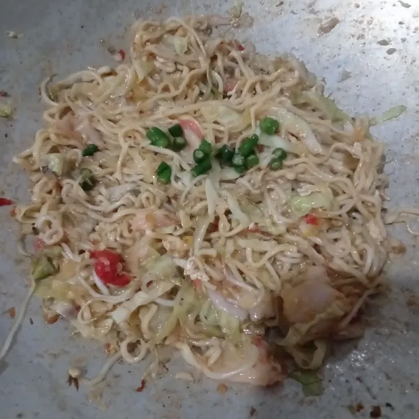 Masukan semua bahan, koreksi rasa lalu sajikan.