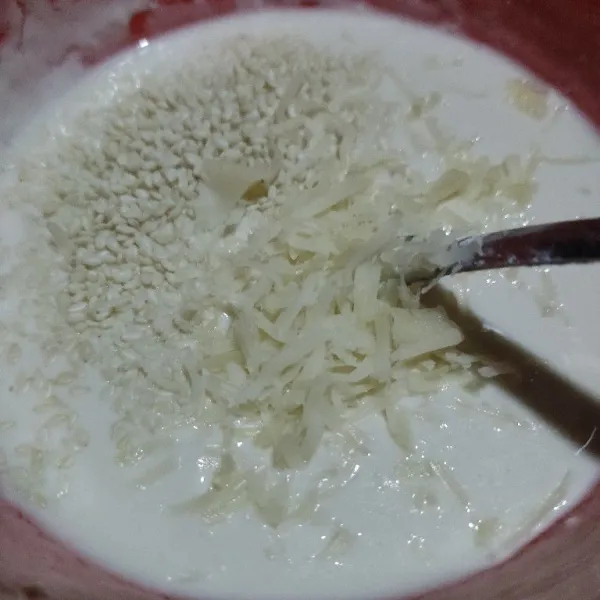 Campurkan semua tepung, wijen, keju parut, gula pasir, garam dan air, aduk rata.