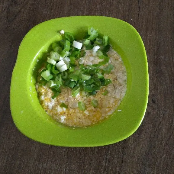 Tambahkan telur, daun bawang, kaldu jamur, garam dan lada bubuk.