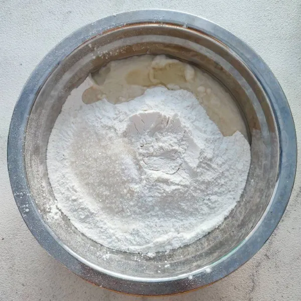 Campur tepung ketan, gula, garam dan minyak. Aduk rata.