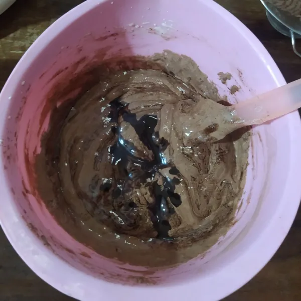 Masukkan campuran DCC, aduk rata menggunakan teknik aduk balik.