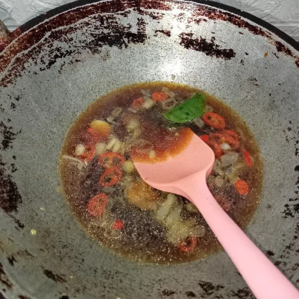 Tuang air masukkan kecap manis, kecap kedelai, gula dan kaldu jamur