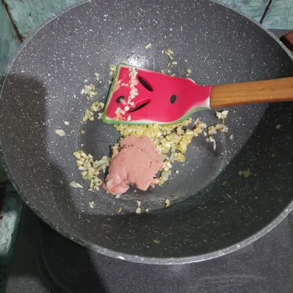 Masukan kornet, aduk sampai kornet matang.