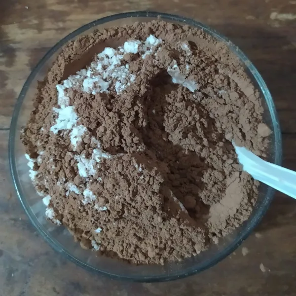 Campur terigu, baking powder dan coklat bubuk.