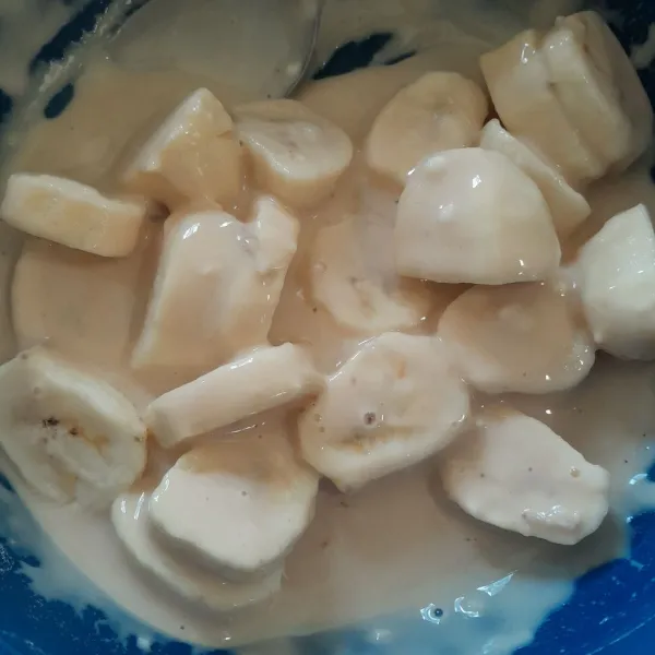Masukan pisang ke adonan tepung