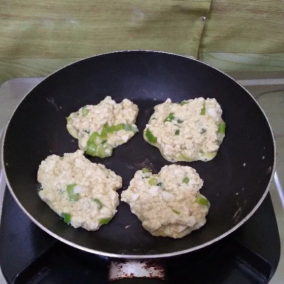 Panaskan teflon lalu ambil adonan dan panggang.