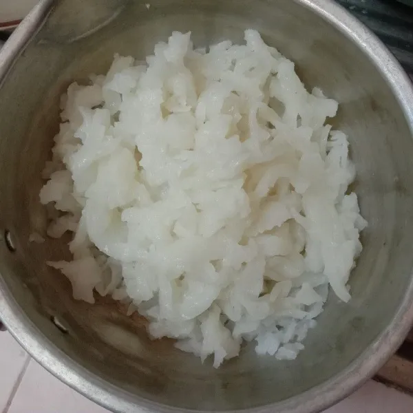 Siapkan kwetiaw basah, pisah-pisahkan.