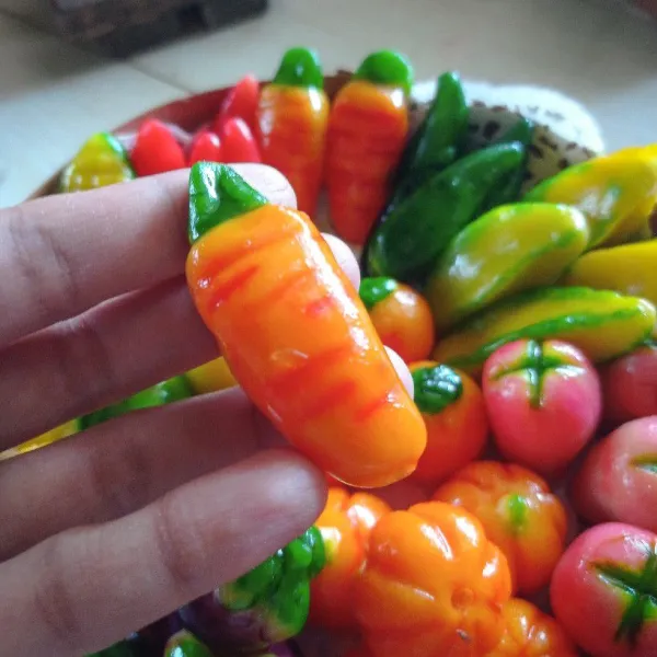 Kalau sudah set lepaskan dari tusukan sate, rapikan ujungnya yang ada lelehan agar-agar.