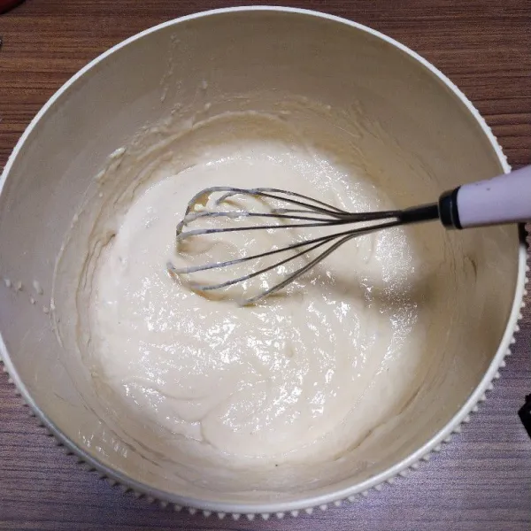 Campur tepung, gula, garam dan baking powder, lalu aduk rata dengan whisk. Masukkan telur dan susu sedikit demi sedikit.