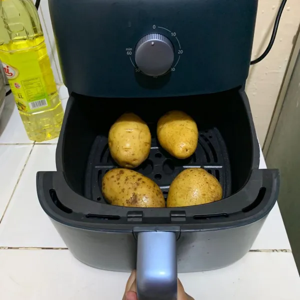 Airfryer kentang selama 30 menit dengan suhu 160 derajat celcius.