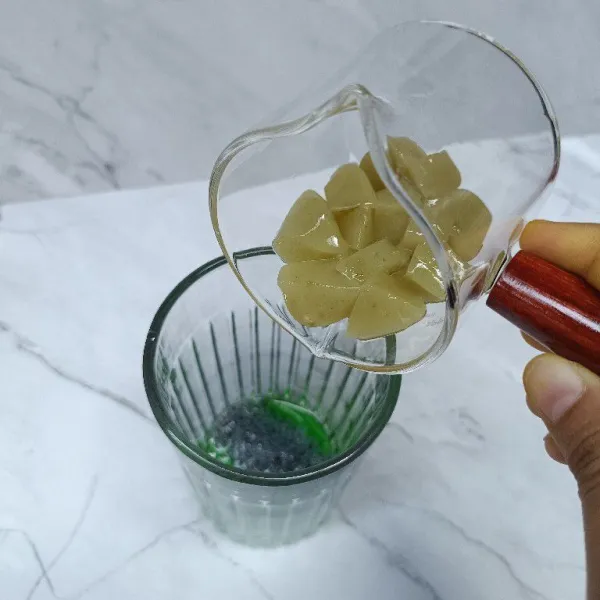 Tambahkan jelly.