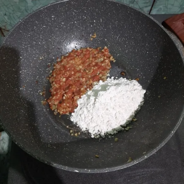Tambahkan tepung terigu, aduk sampai menggumpal.