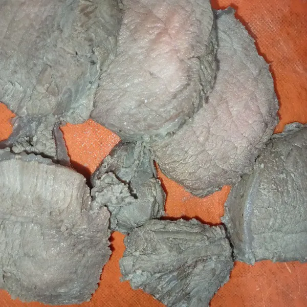 Rebus daging sapi hingga setengah empuk kemudian iris dengan ketebalan 1 cm atau sesuai selera