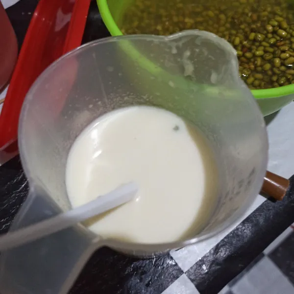 Larutkan susu , gula, garam dengan air hangat